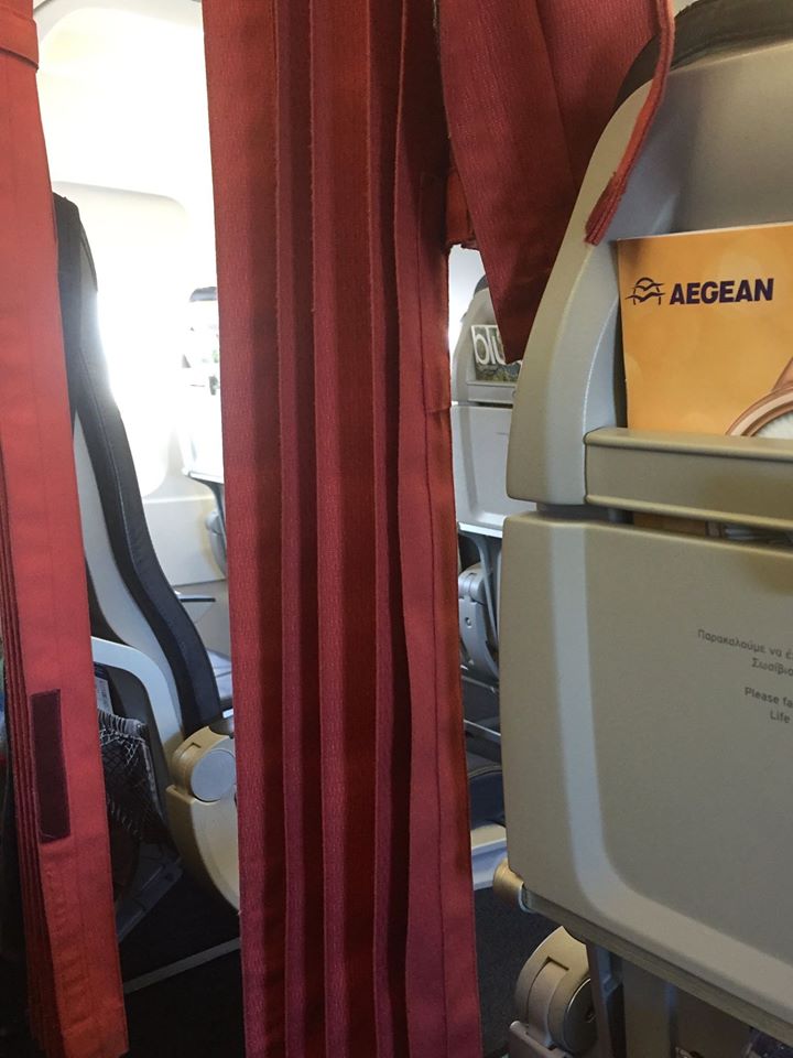 En montant dans l'avion, respecte bien la séparation avec les classes dominantes et rappelle-toi que tu n'es qu'une sous-merde